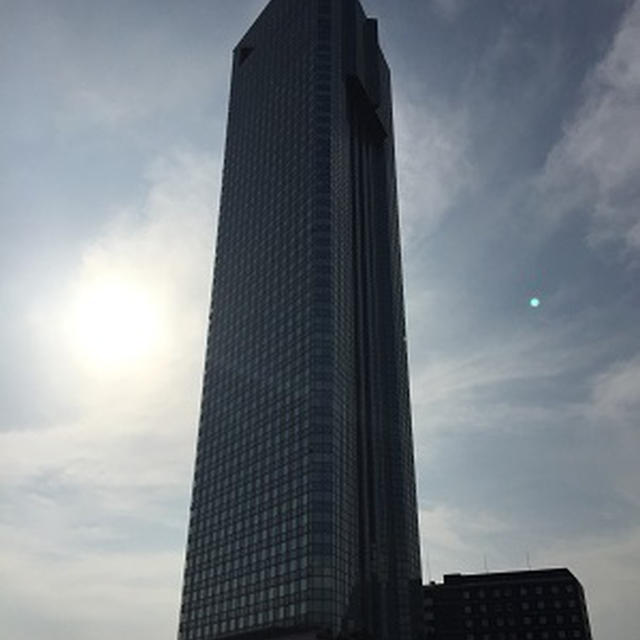 今回のホテルと50Fのレストラン