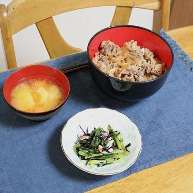 牛丼とひじきと小松菜の酢の物と自家製いくらでうちごはん（レシピ付）