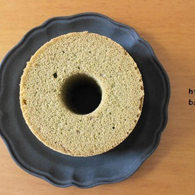 昨日のシフォンケーキ、型から外したらこんなでした。