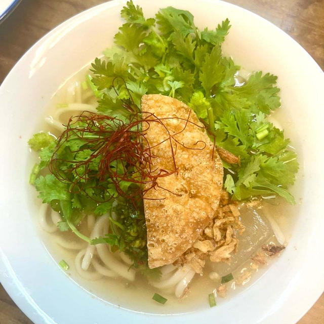 冷やしあっさりパクチーうどん　餃子店の絶品自家製麺　hinode 餃子（ヒノデ餃子）尼崎市西昆陽