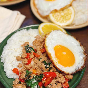 暑い日にこそ食べたい！レモンをキュッと絞って爽やか♪豚ひき肉でぱぱっと作る『ガパオライス』
