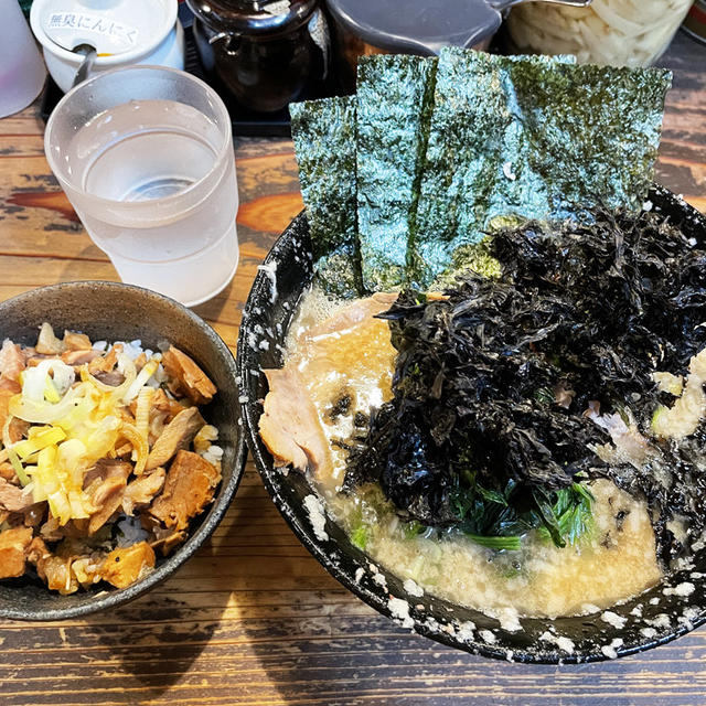 白ラーメン（背脂+にんにく）をTwitterサービス岩のりを添えて啜る 〜チャーシューまぶし〜