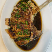 豚肉のトマホークステーキとジョンソンヴィル