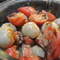 黒蜜レモンのマリネトマトとそば粉入り白玉のバルサミコソースかけ、シナモンの香り