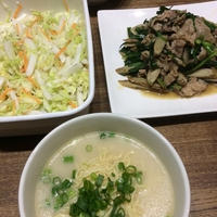 マルちゃん正麺豚骨味＋豚肉とゴボウと韮の味噌炒めの夕食