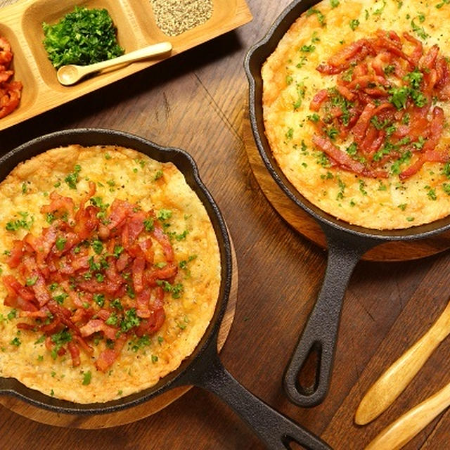 Back spicy mash potato with crisp bacon and cheese in an oven using a skillet 