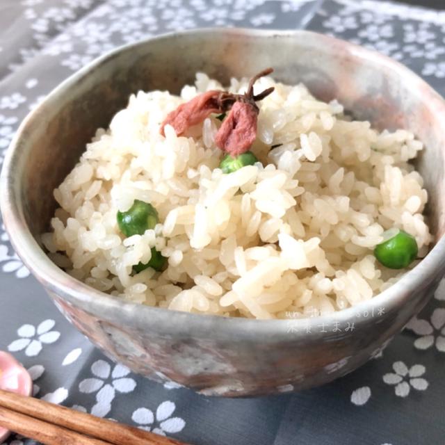 【炊飯器におまかせ☆血行促進に‼︎】春満載桜とグリンピース炊き込みご飯♡レシピ