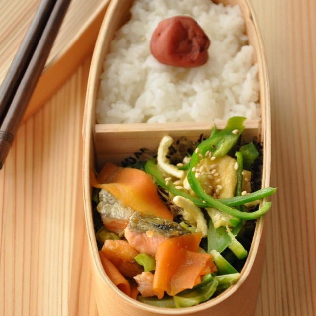 【お弁当のおかずレシピ】ちょっぴり小さめの鮭もボリューム感あるおかずに！2品15分弁当