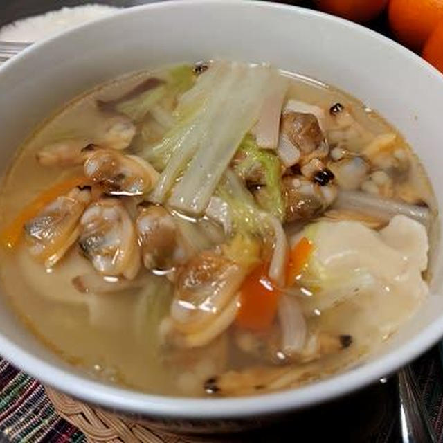 白菜とあさりのスープと中華麺と冷凍うどん