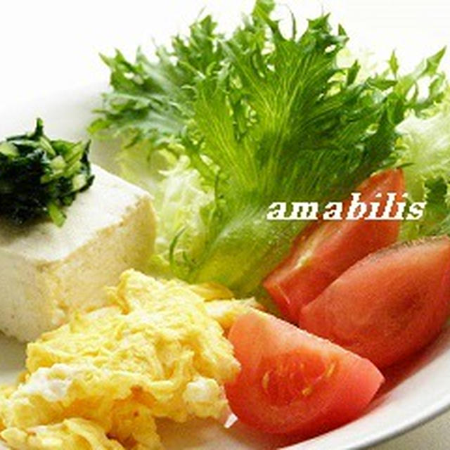 スクランブルエッグと野菜のセット