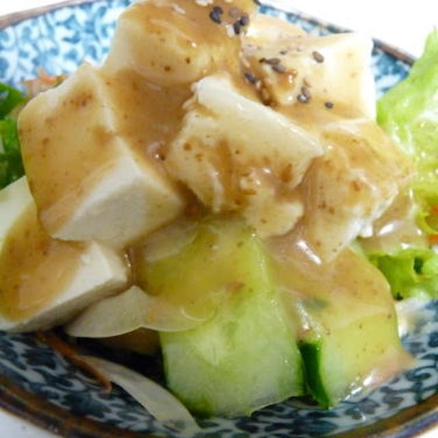 豆腐サラダ・・・フンドーキンのピュアーメイド１/２胡麻がけ
