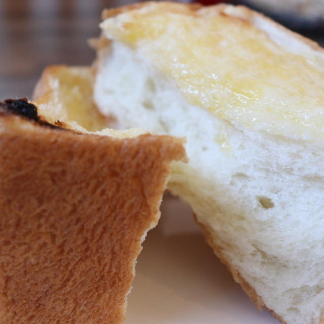 我が家はこっち派(笑)高級ではないけれど満足の味♪業務スーパー天然酵母食パン