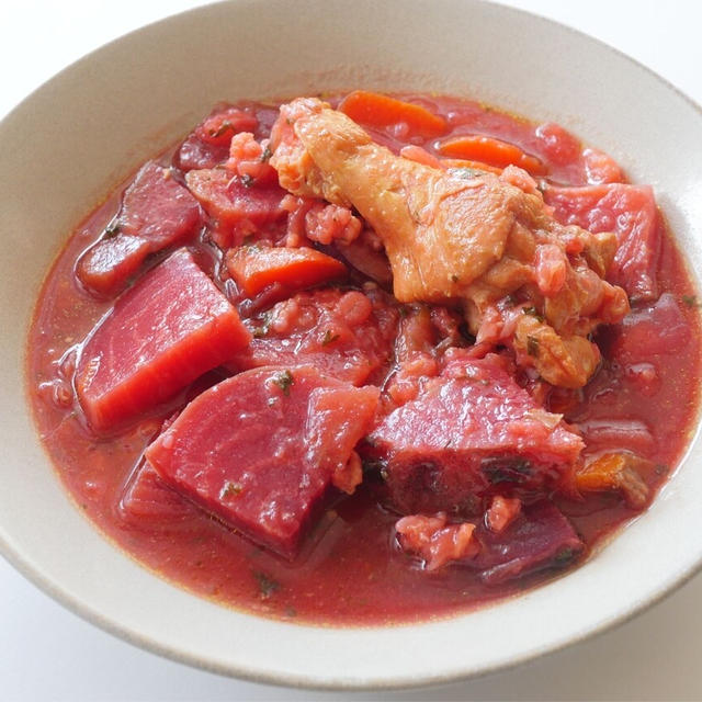 栄養たっぷり真っ赤な野菜ビーツで真っ赤なスープ「ビーツポトフ」甘い