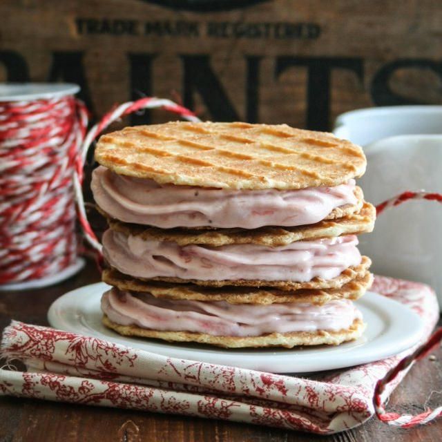 Rhubarb Strawberry Ice Cream Sandwiches 苺ルバーブアイスサンド