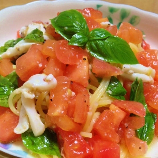 ヒイカの足も入れてトマトの冷製パスタ＆庭のバジル♪