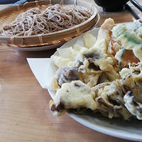まだまだ暑い日のランチに♪きのこたっぷり天ざるそば〈モニター〉