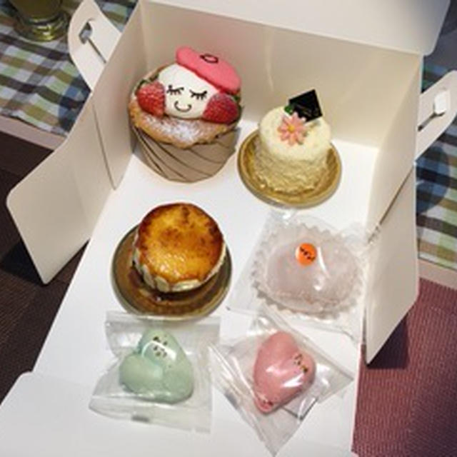 可愛らしいケーキとセリアで買った物