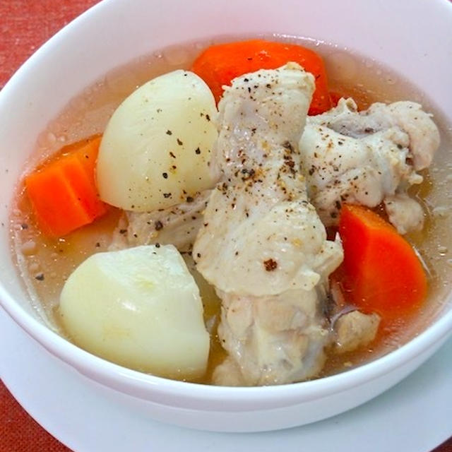 鶏のうまみがシンプルに美味しい〜手羽元とカブとニンジンのスープ。