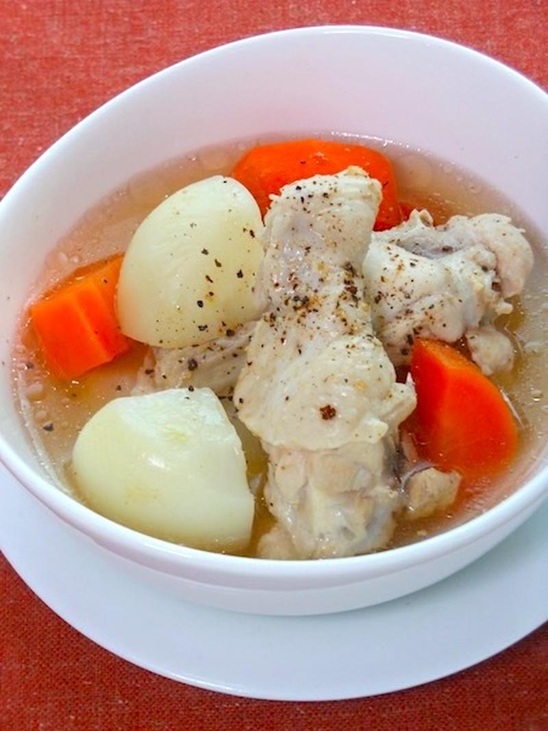 鶏のうまみがシンプルに美味しい〜手羽元とカブとニンジンのスープ。