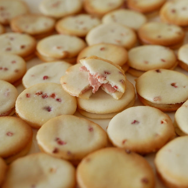 卵白消費に！ふんわりいちごのクッキー♪