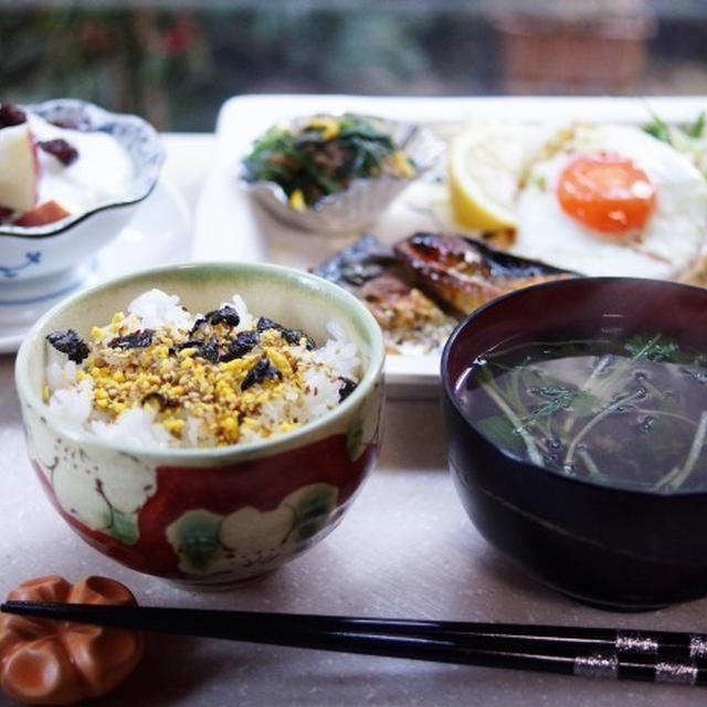■THE・朝ご飯【焼き鯖／目玉焼き／法蓮草と春菊の胡麻和え他】