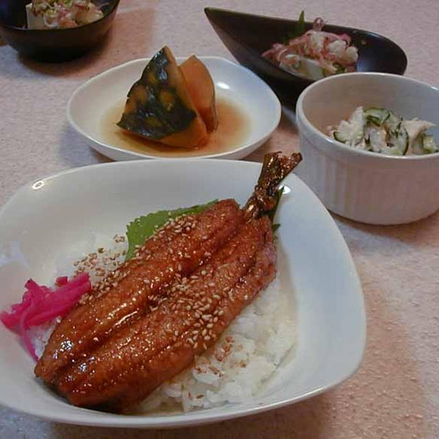 秋刀魚の蒲焼丼と鶏肉ときゅうりの明太子和え