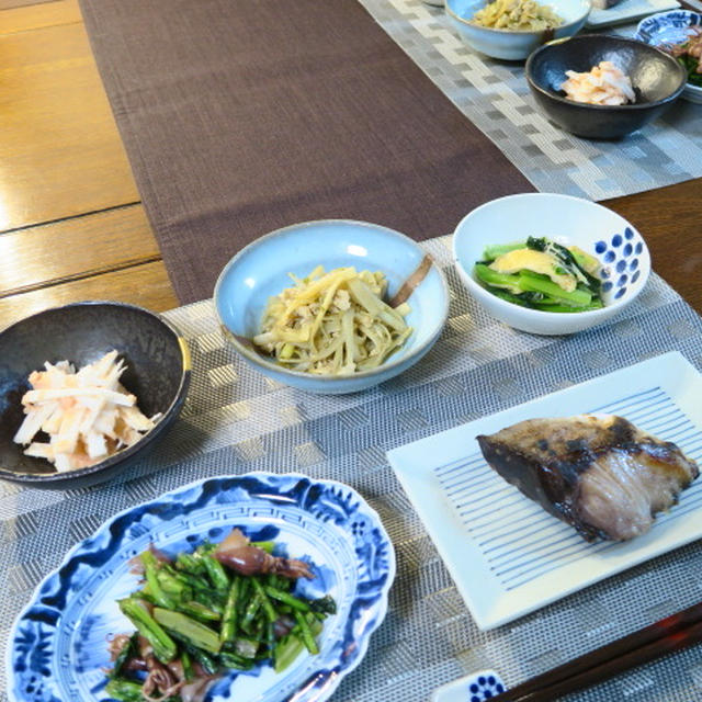 美味食卓8～ホタルイカと春菊茎のガリバタ炒め、うど皮と鶏そぼろのきんぴら、うどタラマヨ和え