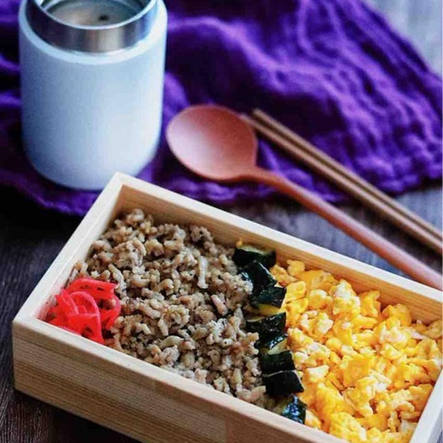 10/18〆切です（新刊ご購入キャンペーン）と、今日の高校生男子弁当【三色そぼろ丼弁当】