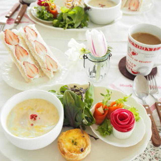 いちごサンドと甘酒調味料デリ　de　おうちブランチ。。。
