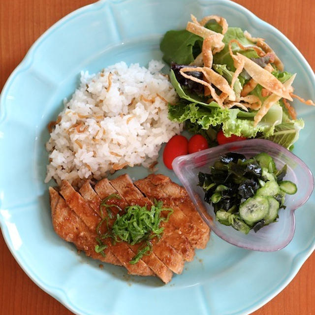 豚肉の味噌ヨーグルト漬け焼き、キュウリとワカメの酢の物