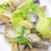フライパンで簡単おつまみ！いい香り〜春キャベツとあさりの酒蒸し。