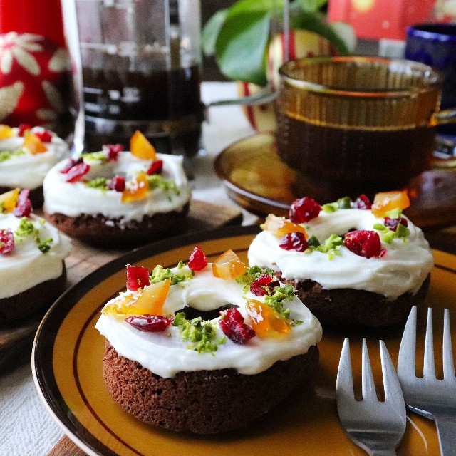 クリスマスカラーで チョコレートドーナツ
