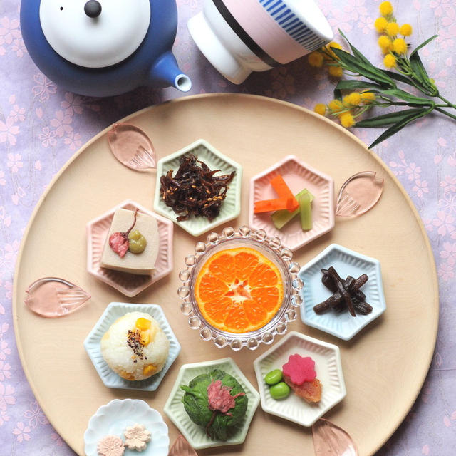 ちょこちょこおかずとちっちゃいおにぎりの朝ごはん