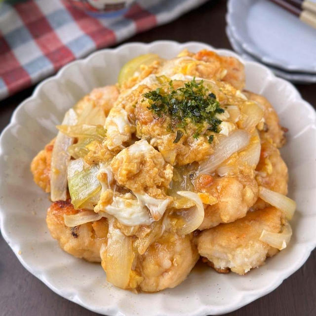 ほっとするこの味をかさましで☆鶏むね肉と豆腐もやしの親子丼風つくね卵とじ