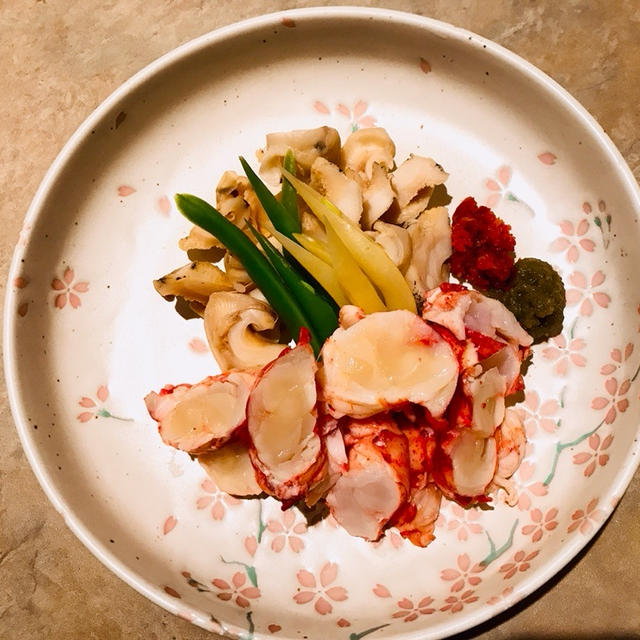 今夜はカナダ産ロブスターとツブ貝の刺し身