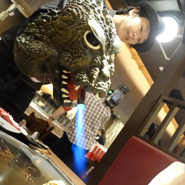 火を噴くゴジラが炙ってくれる！お好み焼き＠京ちゃばな 新宿東宝ビル