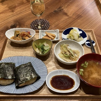 【献立】豚もやし炒め、いそべ餅、カブの塩ガーリック炒め、きゅうりと大根と玉ねぎとトマトのマリネ、長芋の醤油漬け、白菜のお漬物、カブのお味噌汁、ワイン