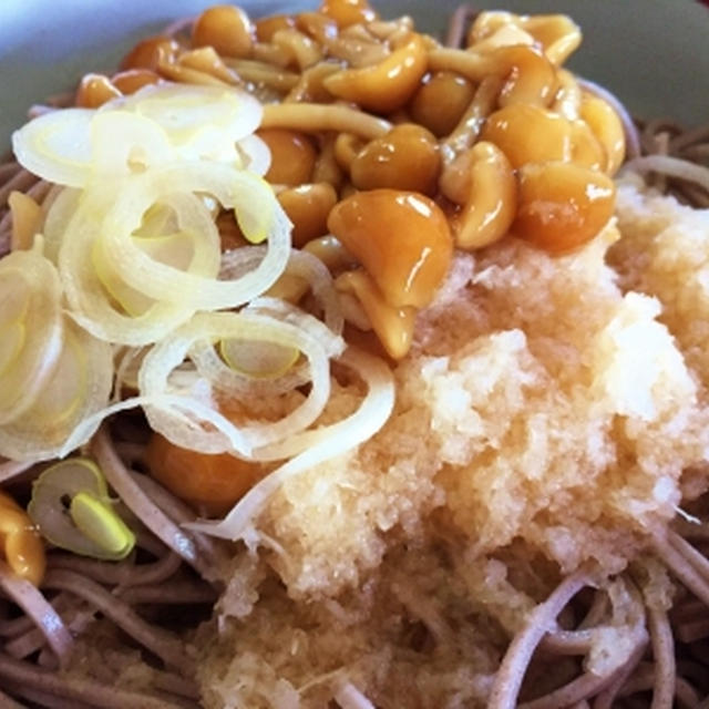 なめこおろし冷蕎麦＆新玉ねぎを米粉で揚げて柚子塩で♪