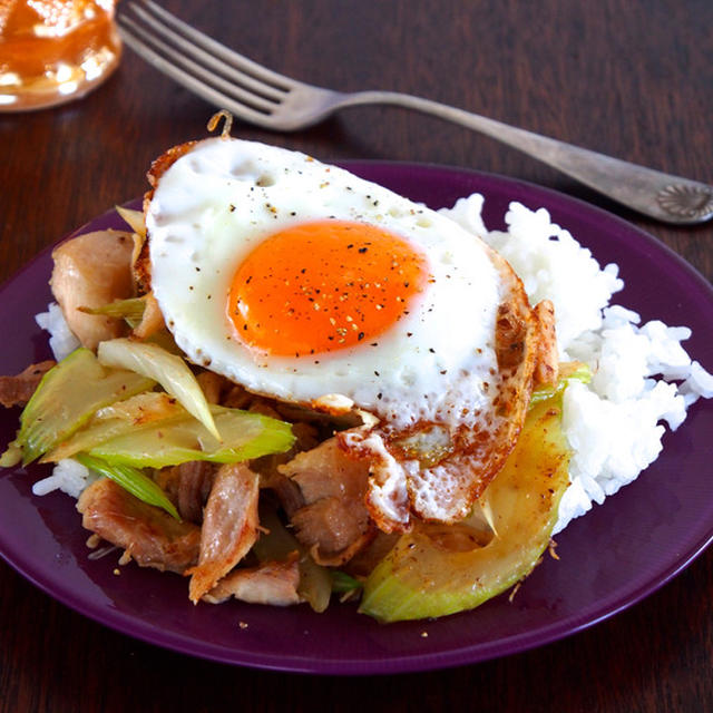 【鶏肉レシピ】鶏肉とセロリのアジアン炒めライス