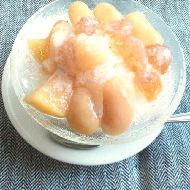 いちじくのフルーツソース、白桃のフルーツソースで、かき氷