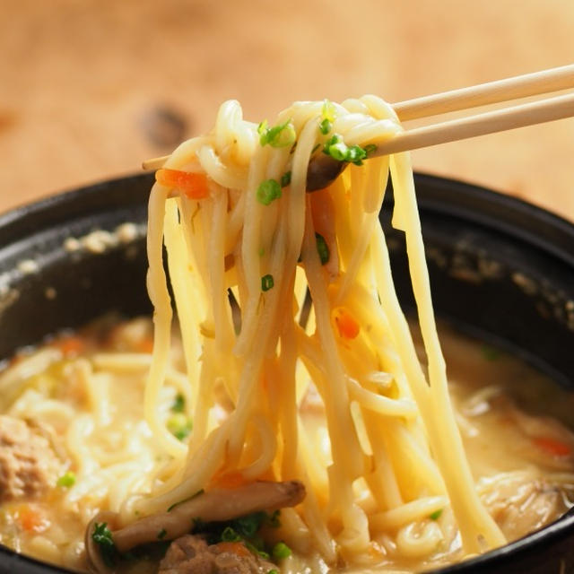 鍋のシメにちゃんぽん麺、ちゃんぽん麺は煮込んでふくらむと美味しい！