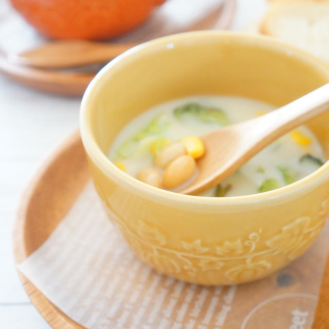 大豆とコーンのオーツミルクの冷製スープ