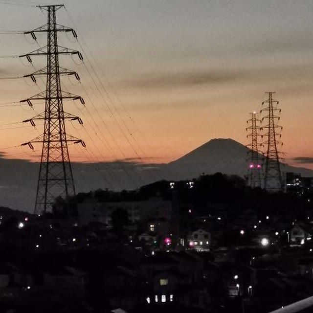 日の入りにシルエットの富士山