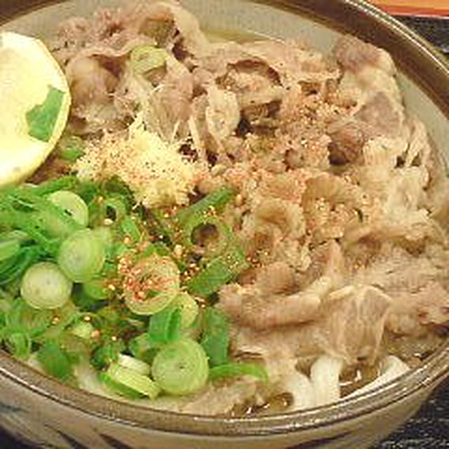 肉うどん。鰹サラダ。抜け毛の季節？