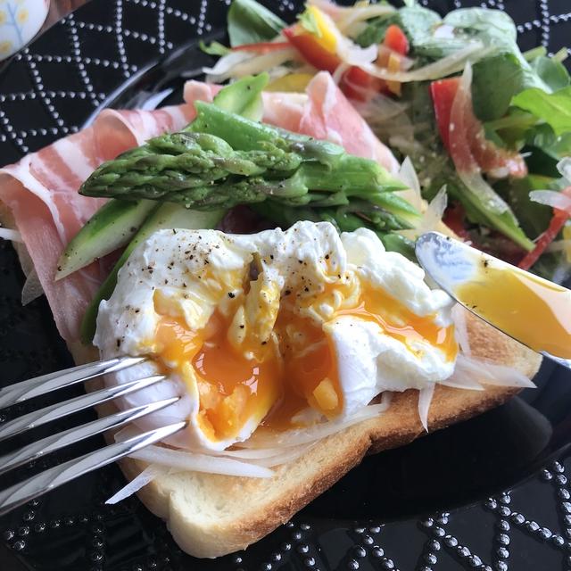 【美味食譜】簡單又好吃！水波蛋和蘆筍生火腿的開放式三明治【早午餐】