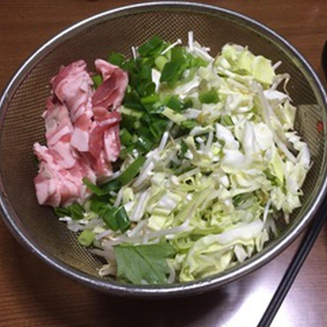 ミニ鉄板で野菜たっぷりジューシー焼きそば