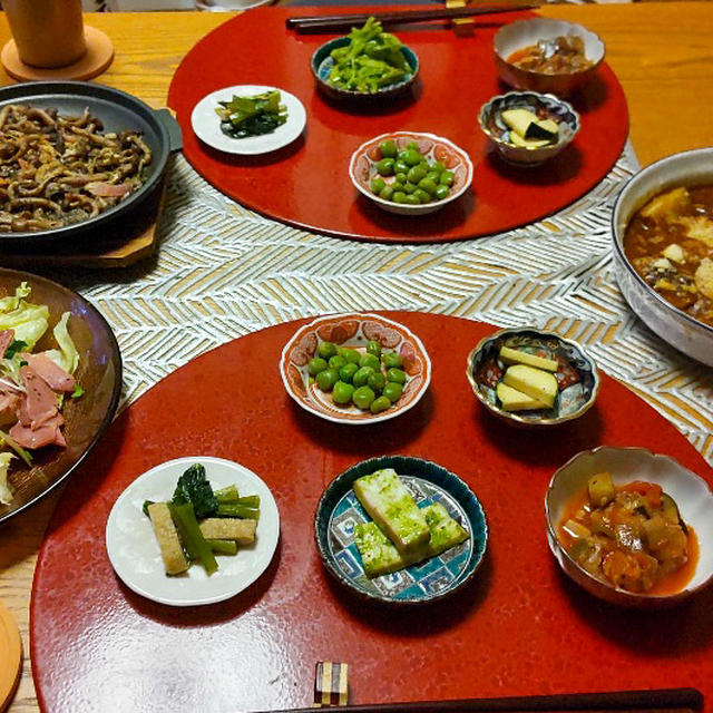 タン塩レモンサラダ、きのことベーコンの蒸し焼き、じゃがいもカレー焼きと小鉢５品で晩酌