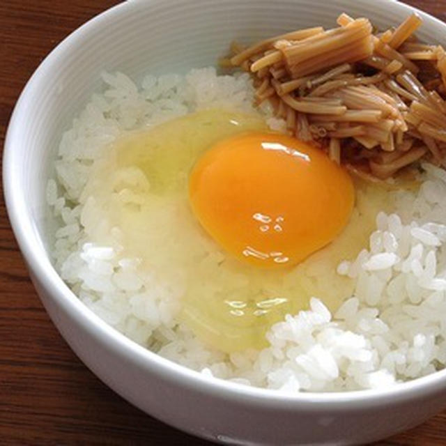 炊きたてご飯で「なめたけ玉子かけご飯」