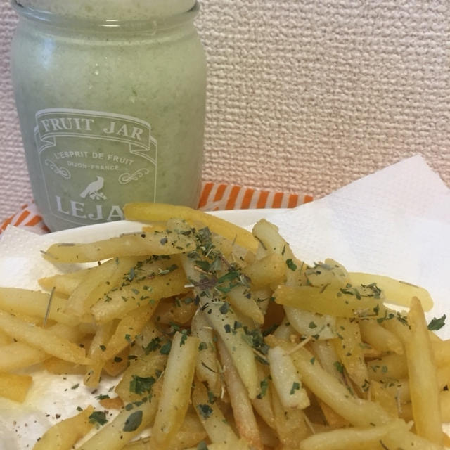 今朝の朝ごはん(((o(*ﾟ▽ﾟ*)o)))ピーマングリーンスムージーとハーブたっぷりフレンチ…