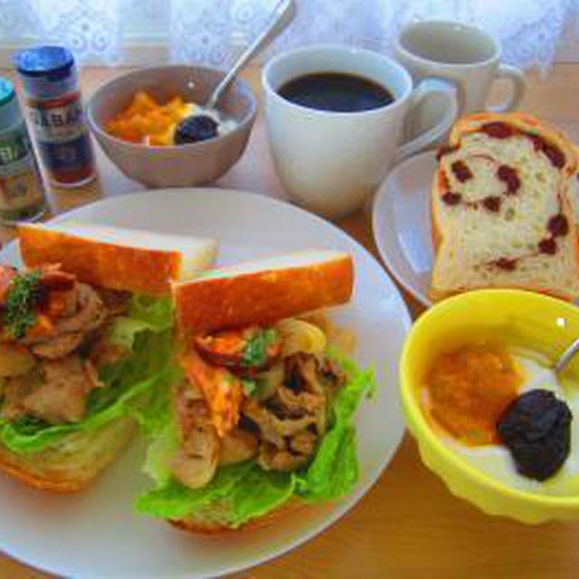 ミニ食パンで焼肉ｻﾝﾄﾞ・シナモンレーズンのミニ食パン♪
